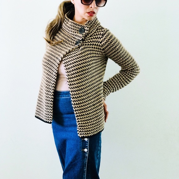 SOLD Classic sweater size Small - Picture 2 of 4